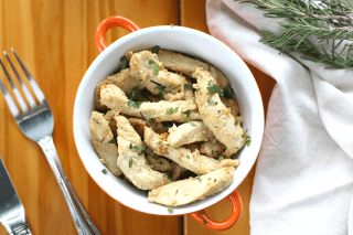 Iscas de filé de frango grelhado