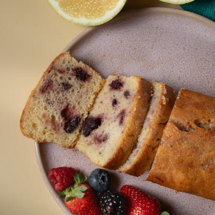 bolo de limao com frutas vermelhas