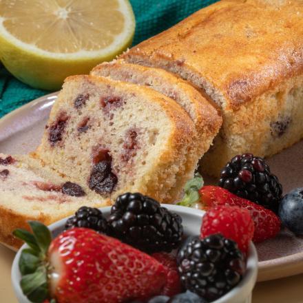 bolo de limao com frutas vermelhas