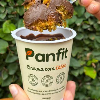 BOLO DE COPO CENOURA COM CALDA DE CHOCOLATE