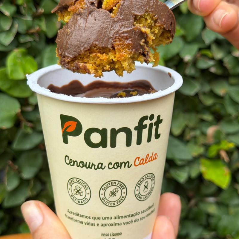 BOLO DE COPO CENOURA COM CALDA DE CHOCOLATE