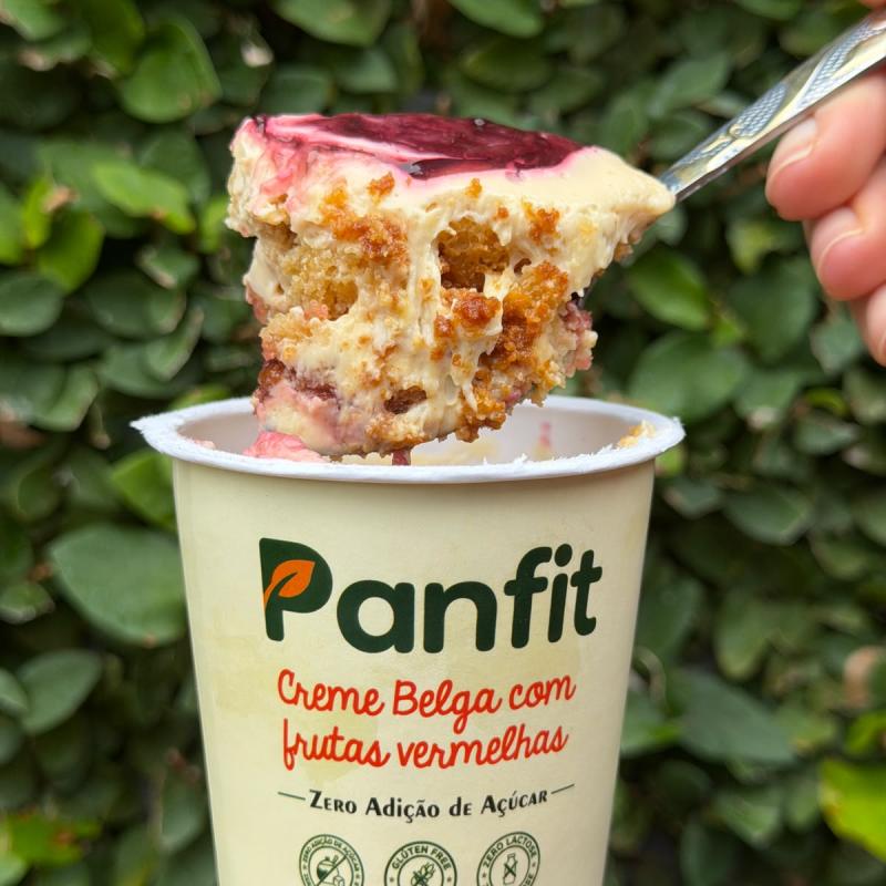 BOLO DE COPO CREME BELGA BRANCO COM FRUTAS VERMELHAS