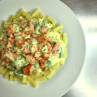 Rigatoni com salmão e molho bechamel e verdes da horta