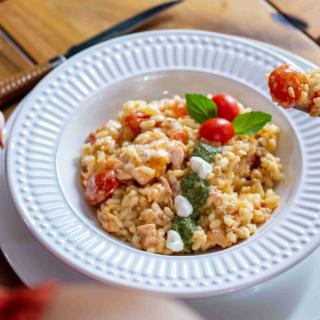 Risoto Caprese com salmão e pesto rústico de manjericão