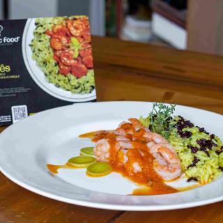 Riz Milanês com arroz negro e Camarões com molho bisque