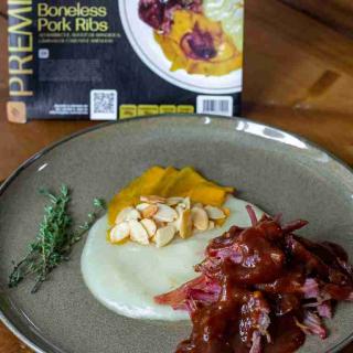 Boneless Pork Ribs ao barcecue , aligot de mandioca, lâminas de cabotiá e amêndoas