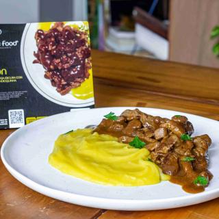 Mignon ao molho de cerveja escura com mousseline de mandioquinha