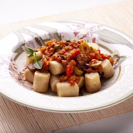 Gnochi de grão de bico c molho putanesca proteico