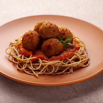 Almondegas de lentilha com massa integral ao molho sugo fresco
