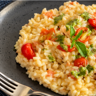 Risoto Caprese com Salmão e Pesto Rústico de Manjericão