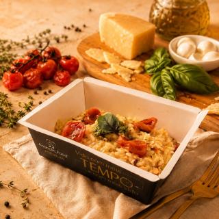 Risoto Caprese com Salmão e Pesto Rústico de Manjericão