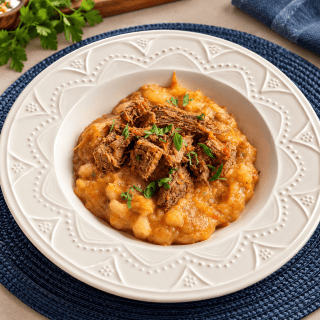 Vaca Atolada com Carne Bovina Desfiada e Aipim