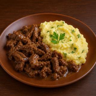 Iscas de carne ao molho ferrugem com purê de batata rústica