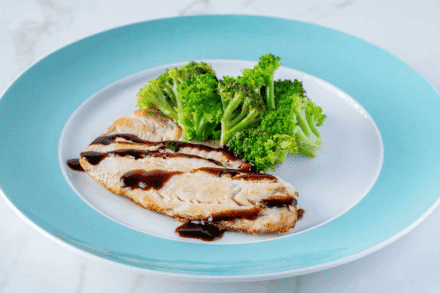 Saint Peter no Molho Agridoce e Brócolis