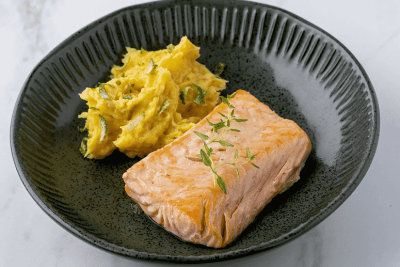 Salmão Grelhado com Purê de Banana da Terra