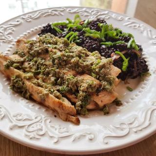 Frango ao molho de alcaparras e arroz negro