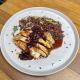 Frango ao molho de cebola caramelizada e arroz vermelho c/ alho-poro - 300g
