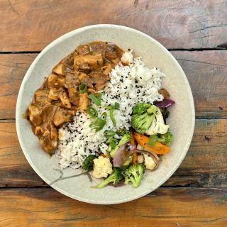 Frango oriental c/ toque de gengibre, arroz e legumes salteados - 340g