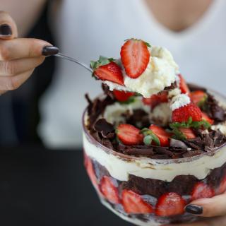 Pavê Brownie com ninho e morangos (1kg) - Taça ou cake box