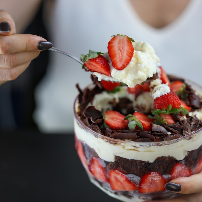 Pavê Brownie com ninho e morangos (1kg) - Taça ou cake box