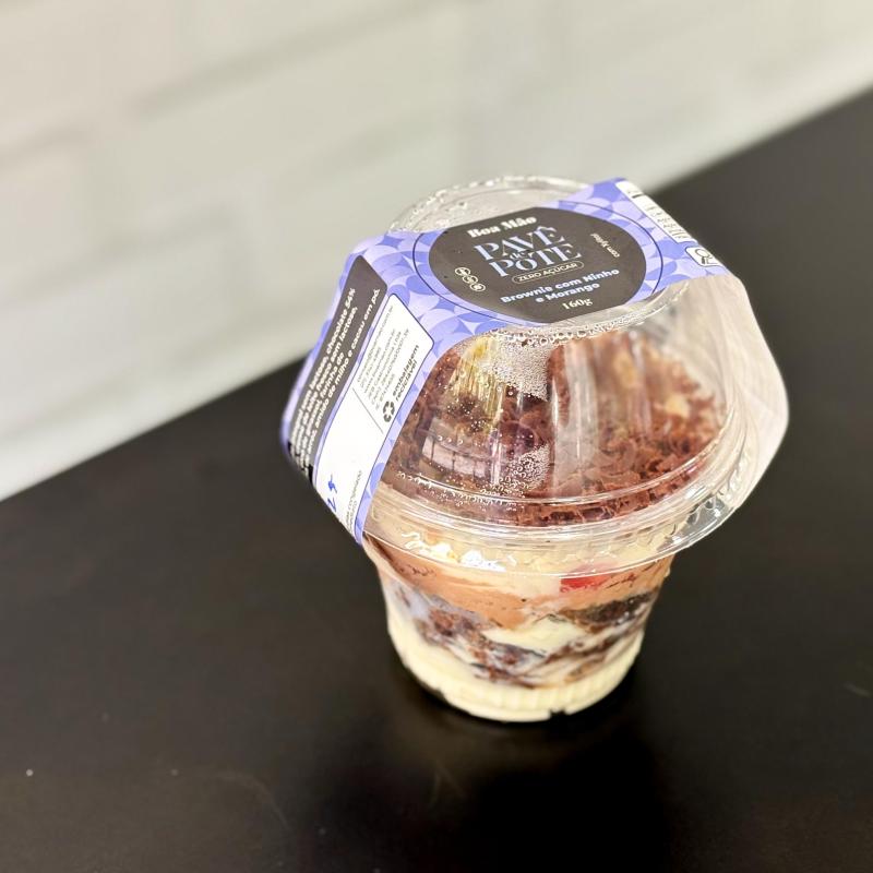 Doce de pote - Pavê de brownie com ninho e morango