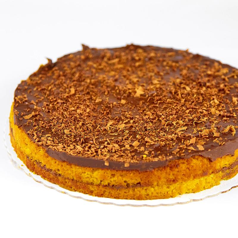 Bolo de Cenoura recheado com  brigadeiro