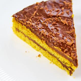 Bolo de Cenoura recheado com  brigadeiro