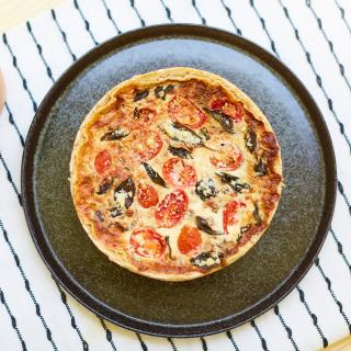 Quiche de queijo com tomate, mangericão e cogumelo paris