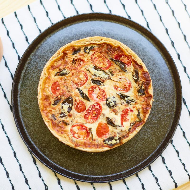 Quiche de queijo com tomate, mangericão e cogumelo paris