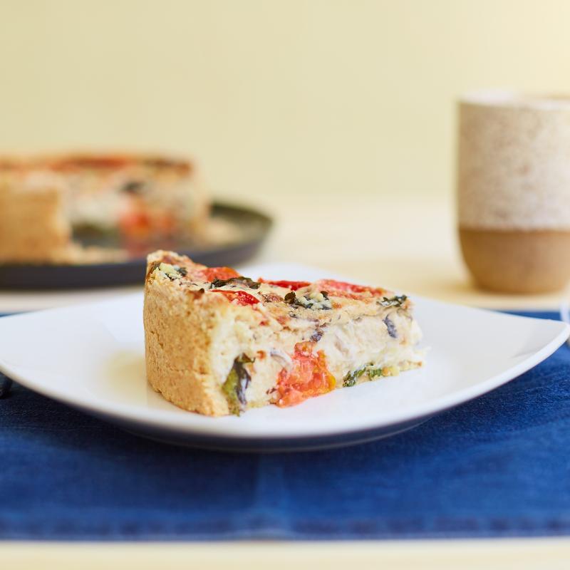 Quiche de queijo com tomate, mangericão e cogumelo paris