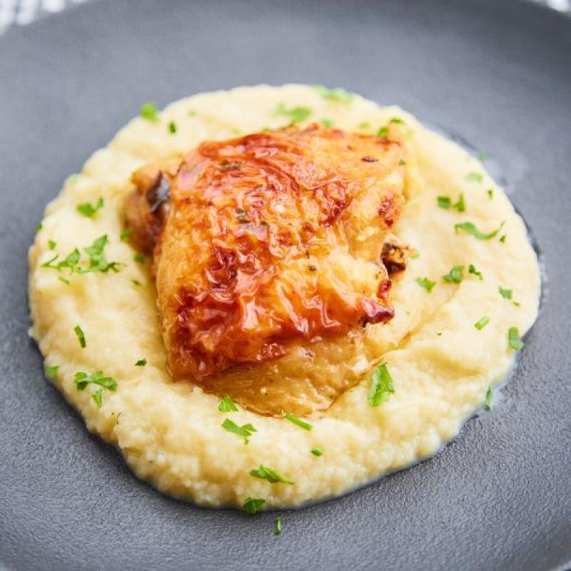 Sobrecoxa desossada com purê de couve flor