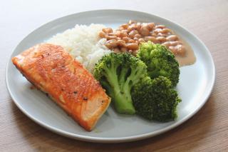 .SALMÃO EM POSTA COM BRÓCOLIS ASSADO, ARROZ BRANCO E FEIJÃO