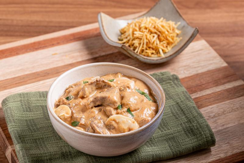 STROGONOFF DE CARNE COM ARROZ BRANCO