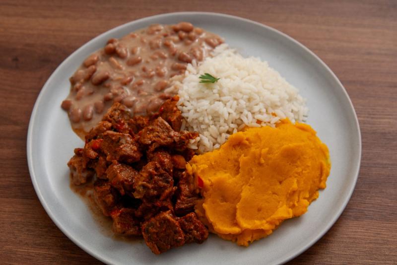 CARNE DE PANELA, ARROZ BRANCO, FEIJÃO E PURE ABÓBORA 300G