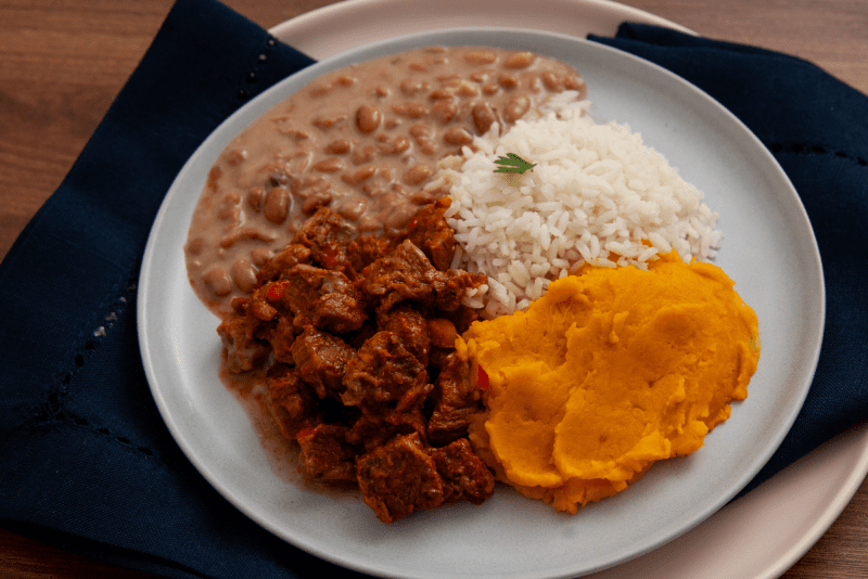 CARNE DE PANELA, ARROZ BRANCO, FEIJÃO E ABÓBORA REFOGADA