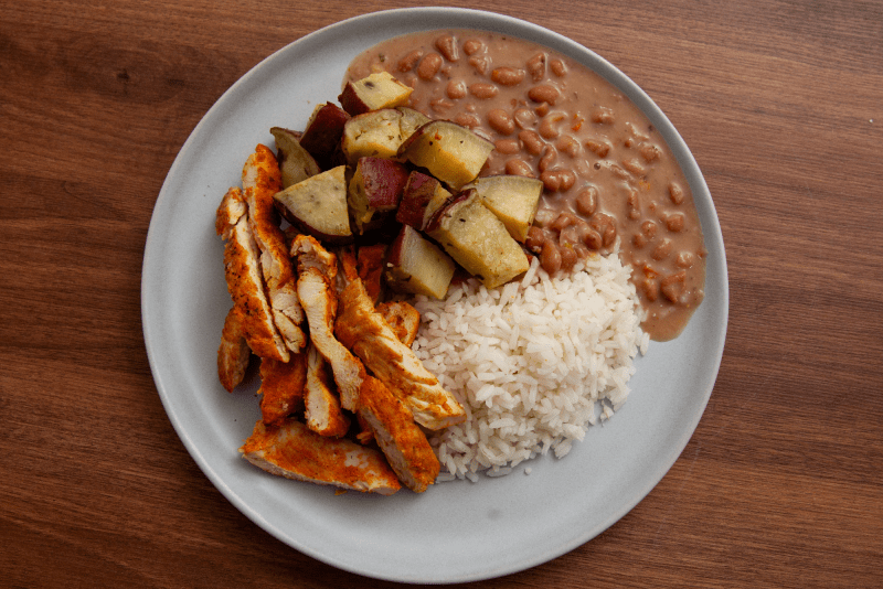 FRANGO GRELHADO, ARROZ BRANCO, FEIJÃO E BATATA DOCE ASSADA
