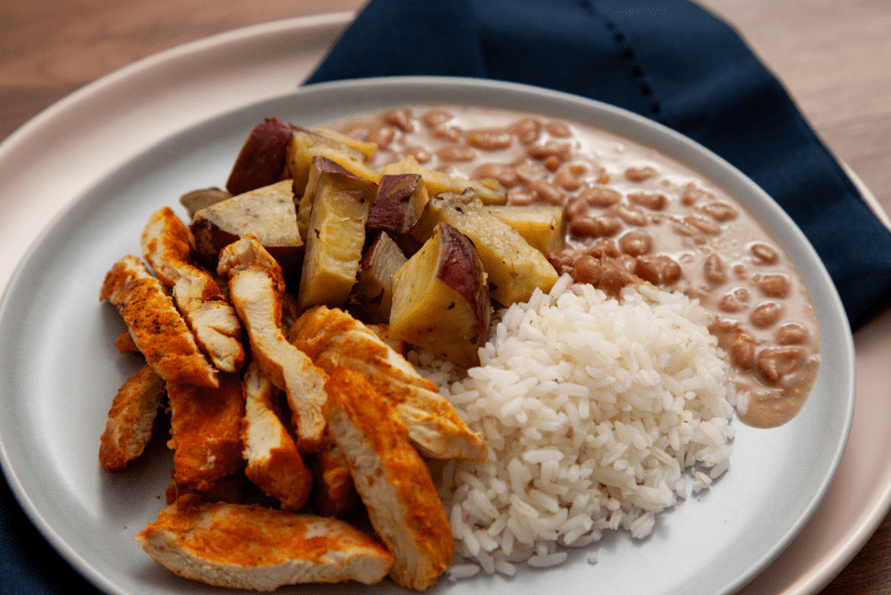 FRANGO GRELHADO, ARROZ BRANCO, FEIJÃO E BATATA DOCE ASSADA