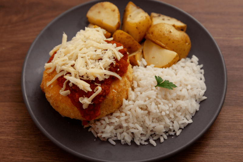 NUGFIT DE CATUPIRY A PARMEGIANA, COM ARROZ BRANCO E BATATA SAUTÊ