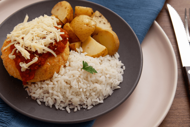 NUGFIT DE CATUPIRY A PARMEGIANA, COM ARROZ BRANCO E BATATA SAUTÊ