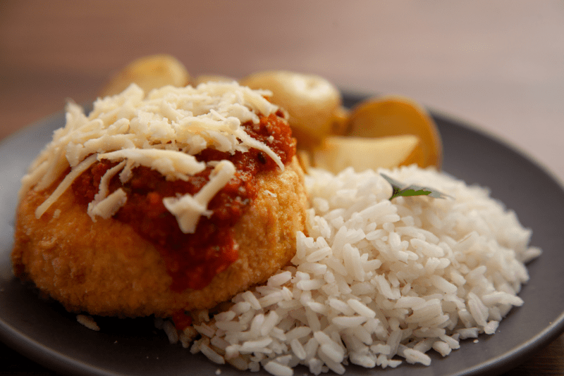 NUGFIT DE CATUPIRY A PARMEGIANA, COM ARROZ BRANCO E BATATA SAUTÊ