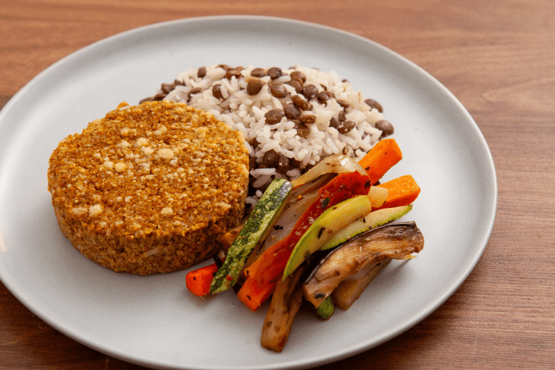 KIBE DE ABÓRORA RECHEADO COM QUEIJO, ARROZ DE LENTILHAS E RATATOUILLE