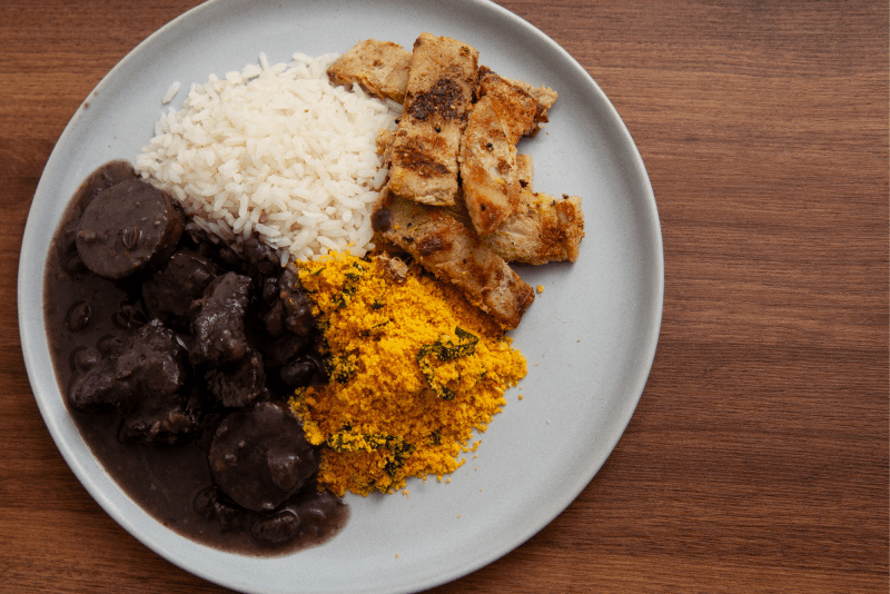 FEIJOADA LEVE, ARROZ BRANCO, BISTECA DE PORCO E FAROFA TEMPERADA 400g