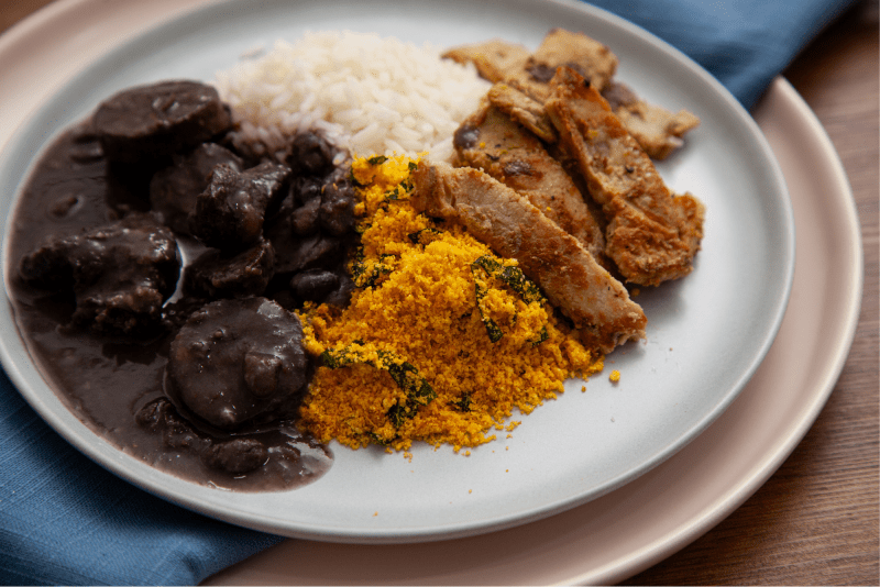 FEIJOADA LEVE, ARROZ BRANCO, BISTECA DE PORCO E FAROFA TEMPERADA
