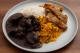 FEIJOADA LEVE, ARROZ BRANCO, BISTECA DE PORCO E FAROFA TEMPERADA 400g