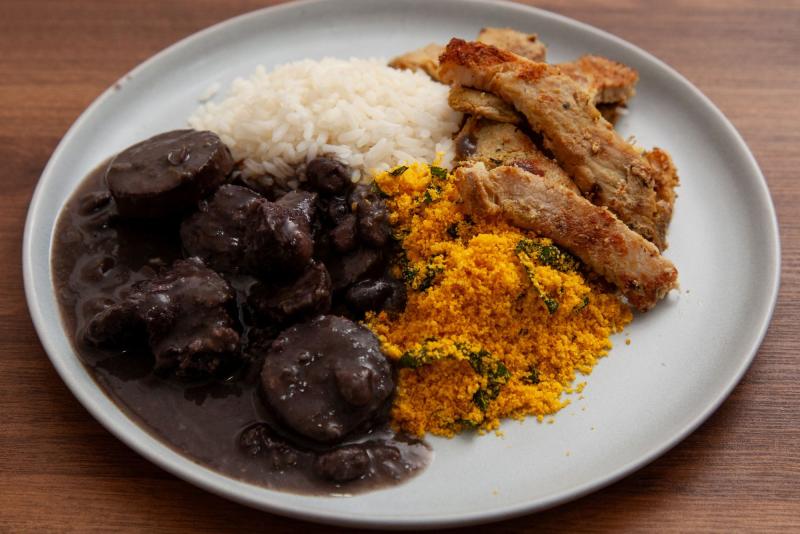 FEIJOADA LEVE, ARROZ BRANCO, BISTECA DE PORCO E FAROFA TEMPERADA