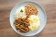 ALCATRA EM TIRAS ACEBOLADA COM ARROZ BRANCO, FEIJÃO E PURÊ DE BATATAS