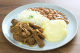 ALCATRA EM TIRAS ACEBOLADA COM ARROZ BRANCO, FEIJÃO E PURÊ DE BATATAS