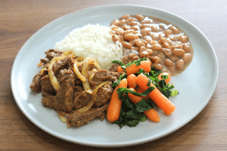 ALCATRA EM TIRAS COM ARROZ BRANCO, FEIJÃO E CENOURA COM COUVE.