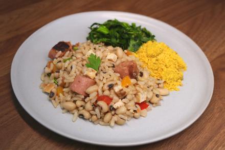 Baião de Dois Vegano com Farofa de Banana e Couve Refogada