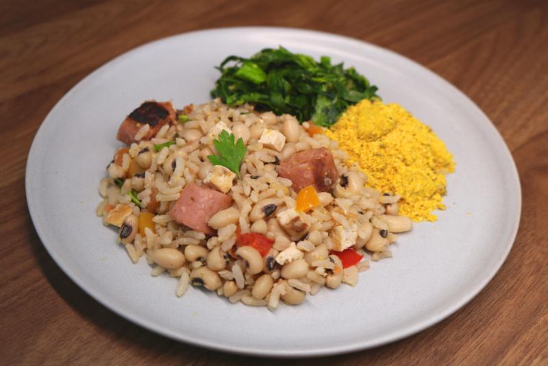 Baião de Dois Vegano com Farofa de Banana e Couve Refogada